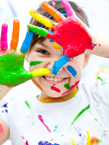 I bambini imparano l'uso dei colori attraverso l'armocromia di Artiziastyle un approccio scientifico e accademico. 