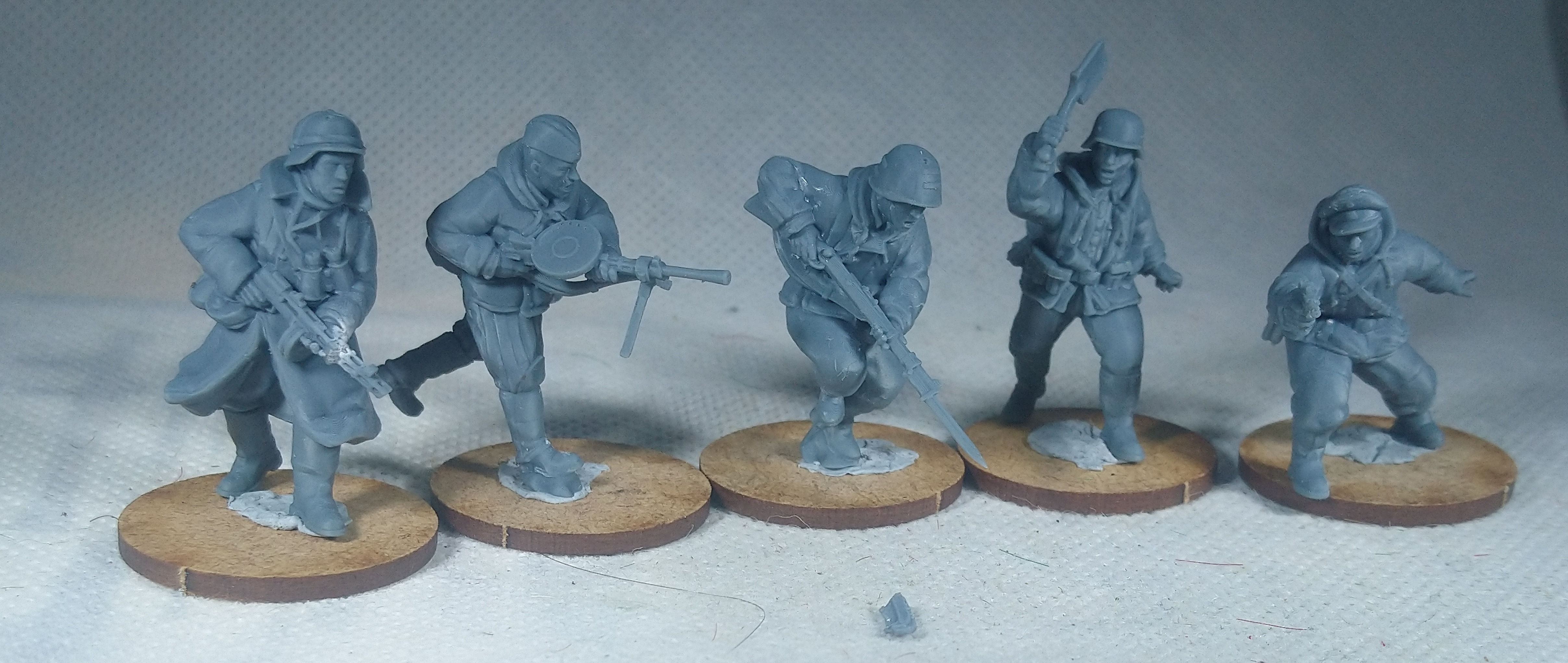 Late War German Cavalry – dismounted – attacking / with soviet weapons