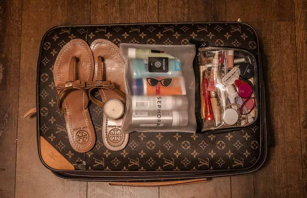 WHAT'S IN MY BAG - Louis Vuitton Nice BB and Travel Essentials