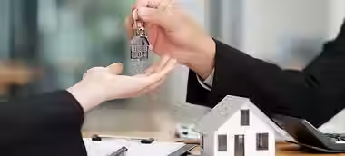 agent-immobilier-donnant-cles-maison-au-client-apres-signature-du-contrat_1421-7254.avif