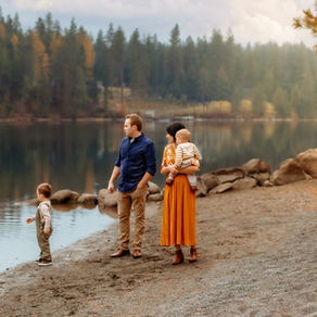 Fall family photoshoot in Spokane Washington on the Spokane River 