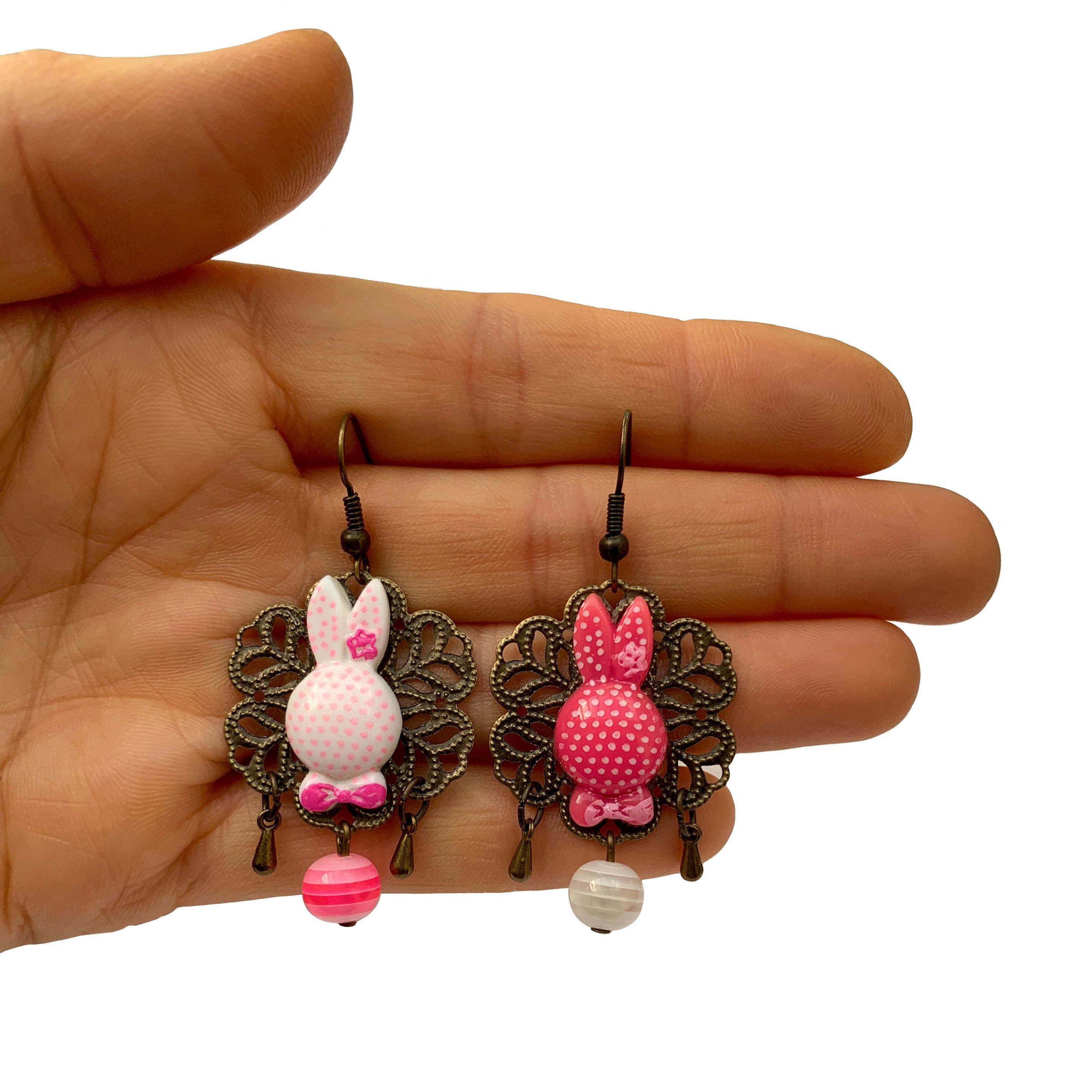 Boucles d'oreilles fantaisies filigranes Tête de lapin blanc rose