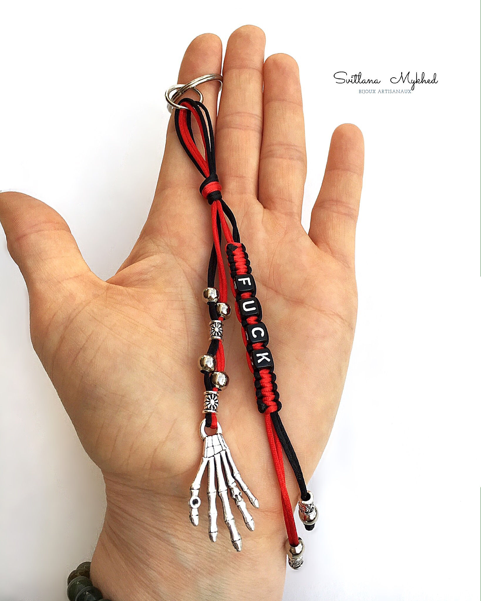 Porte clés pirates des Caraïbes Flibustiers Main de squelette bijoux créateur homme femme style marin