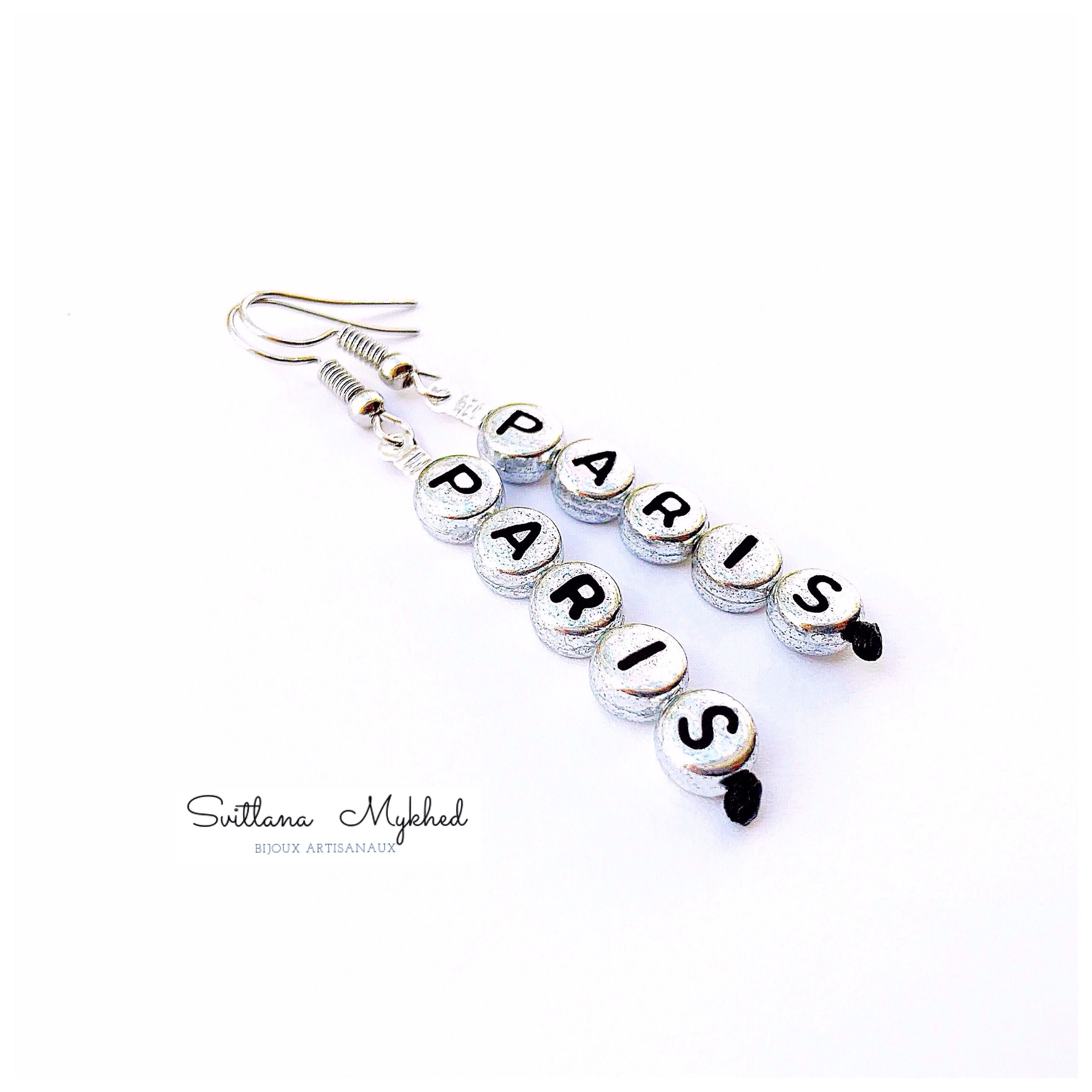Boucles d’oreilles PARIS à personnaliser avec prénom nom message création sur mesure