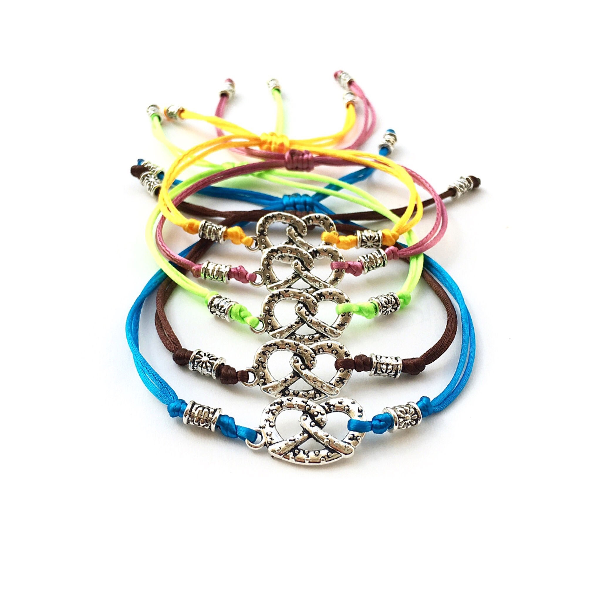 Bracelet BRETZEL. ALSACE. BOULANGERIE. SUCRERIES. DESSERT APÉRO GOURMANDISES. Perles tibétaines métal