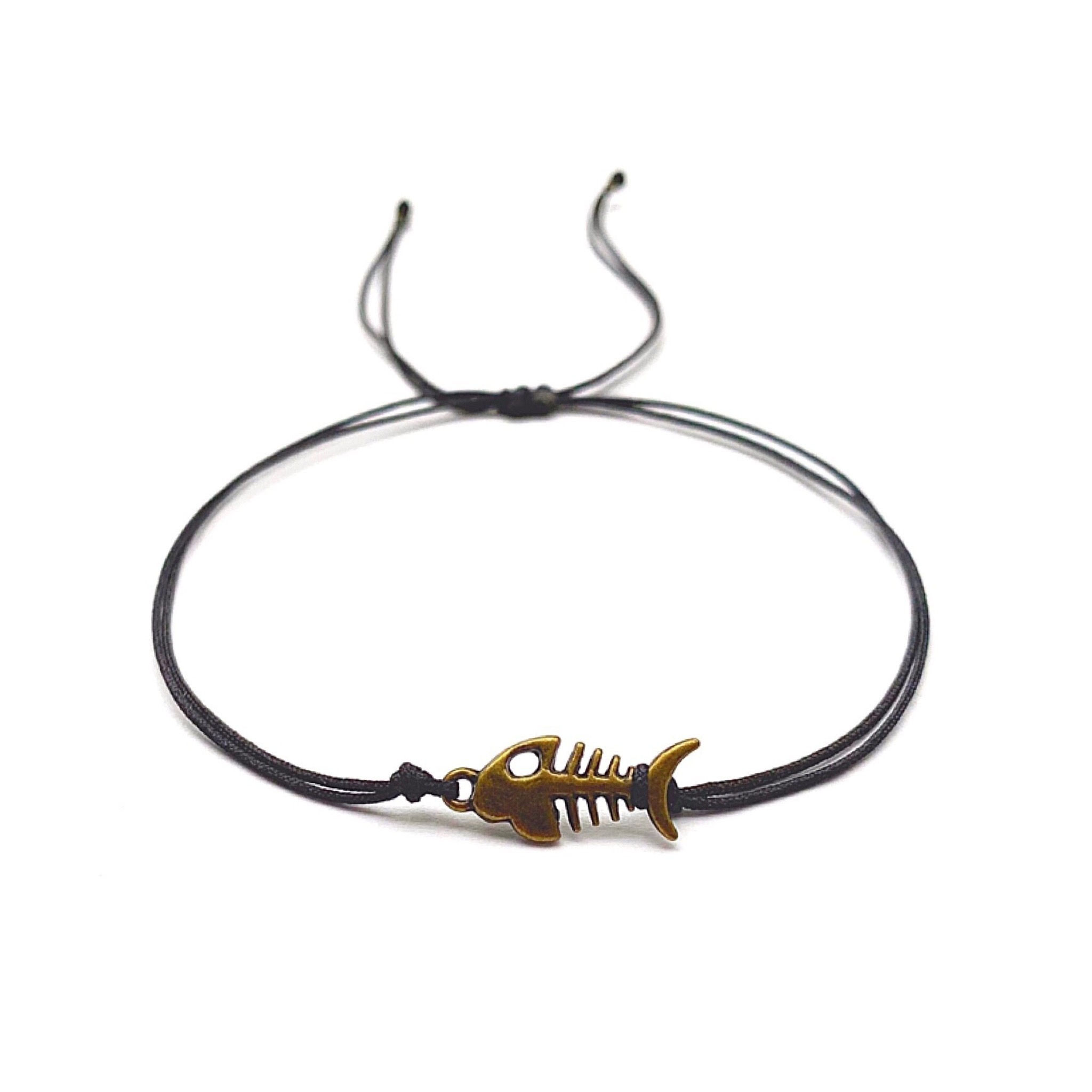 Bracelet personnalisé porte bonheur talisman ARÊTES DE POISSON. SQUELETTE TETE DE POISSON Mort gothique ; cordon satin
