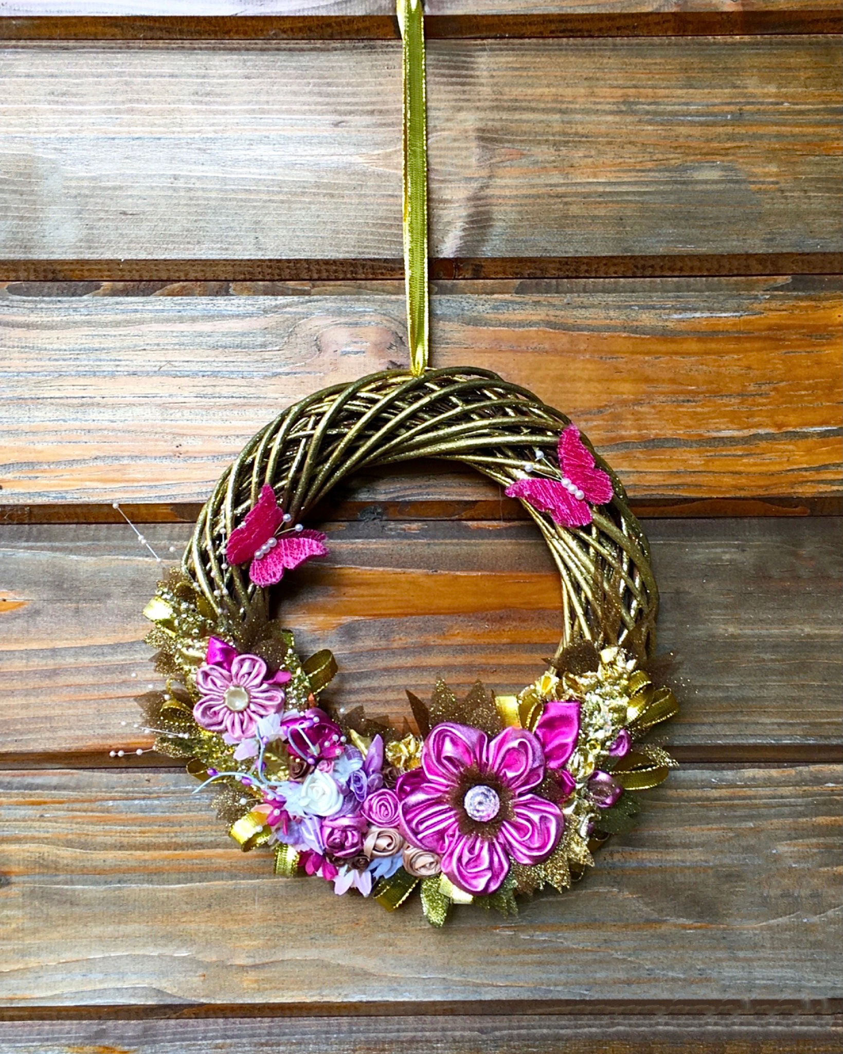 Couronne florale PAPILLONS ROSES. Décoration mural fête