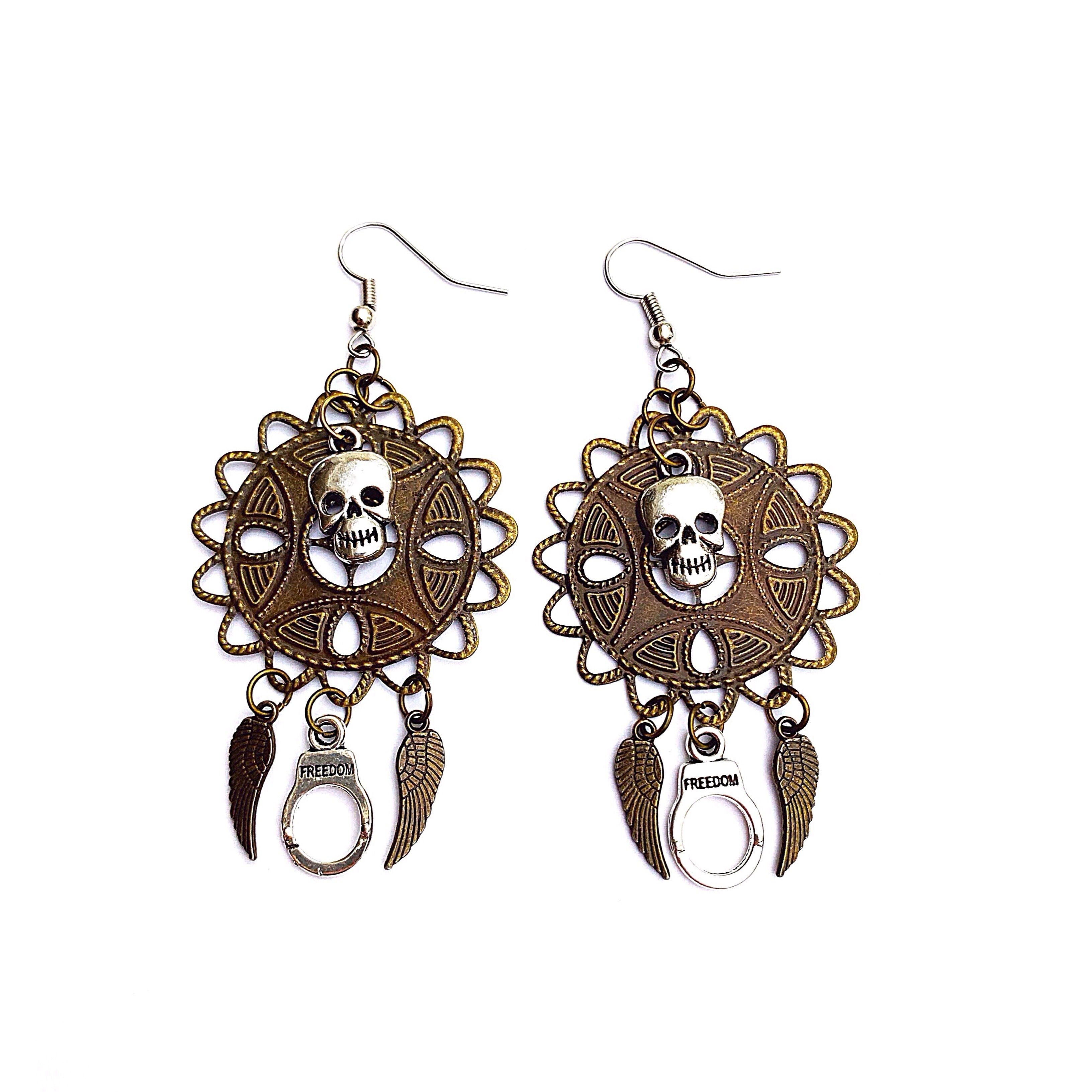 Boucles d'oreilles porte bonheur style gothique, rock TÊTE DE MORT FREEDOM. SQUELETTE filigrane métal bronze motif maya
