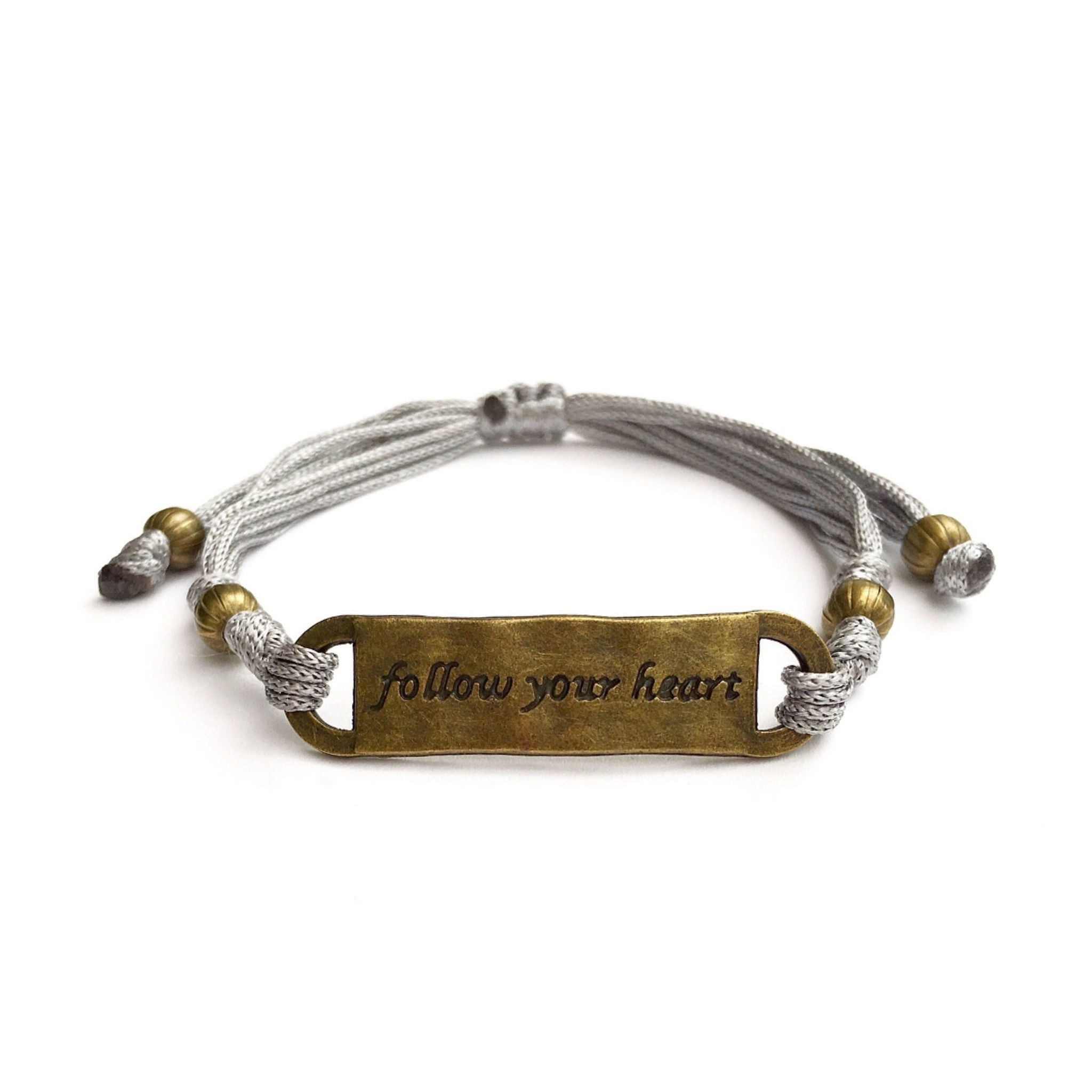 Bracelet personnalisé amulette talisman Porte Bonheur FOLLOW YOUR HEART - SUIVIE TON COEUR métal bronze. Création sur mesure.