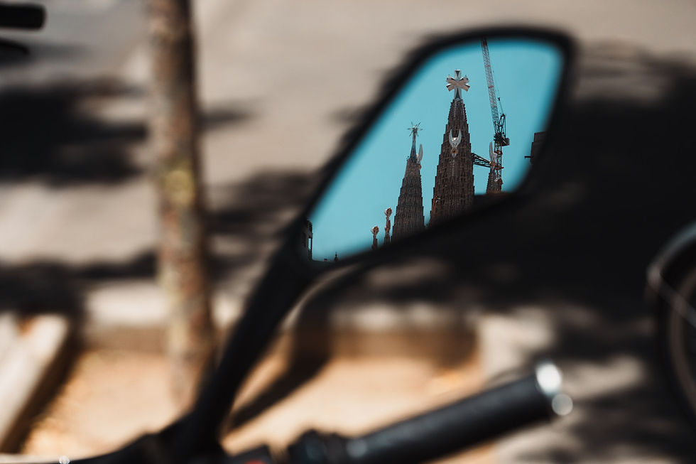 Discover the spectacular space, fluid geometry, and hidden textures of the Sagrada Família through unique architectural perspectives captured by photographer Derry Ainsworth on June 17, 2026.