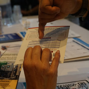 Una mano señala a hoja informativa como explicación de servicios.