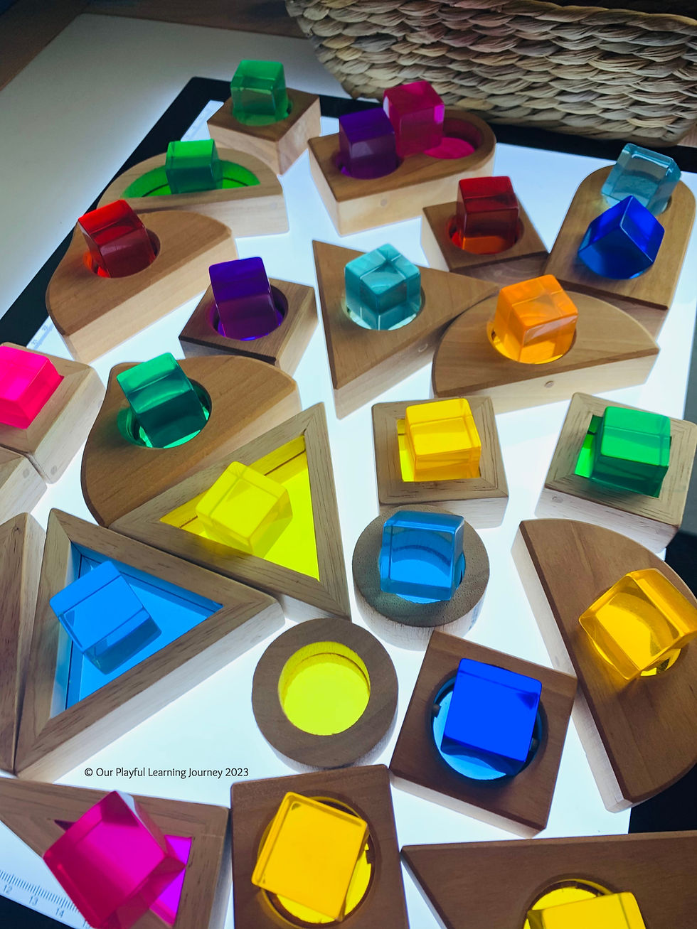 light panel/table play ideas for kids. Bauspiel blocks and lucite cubes on the light panel
