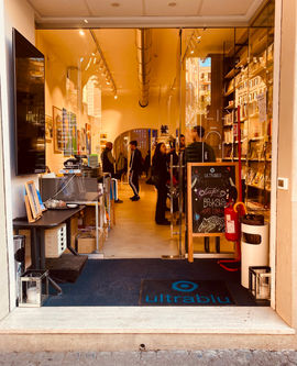 Foto dello spazio espositivo/libreria da fuori.