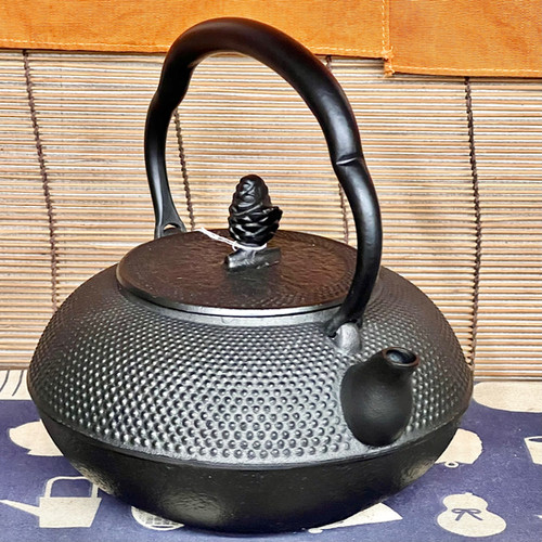 未使用、保管品、付属品付　南部岩鋳造　１８型平アラレ　南部鉄瓶　南部鉄器　鉄瓶 新品、未使用品、付属品付 南部岩鋳造 18型平アラレ 南部鉄瓶