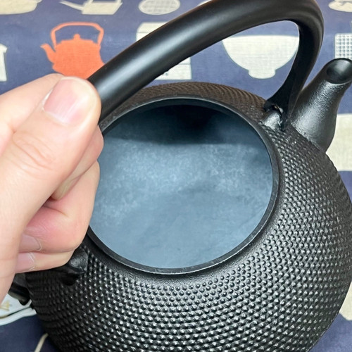 南部鉄器 岩鋳 鉄瓶 9型平丸アラレ 1.1L | 内藤金物店 | 静岡県富士市吉原