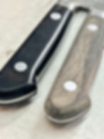 同じモデルの包丁。左が新品、右が食洗機を使用したもの。