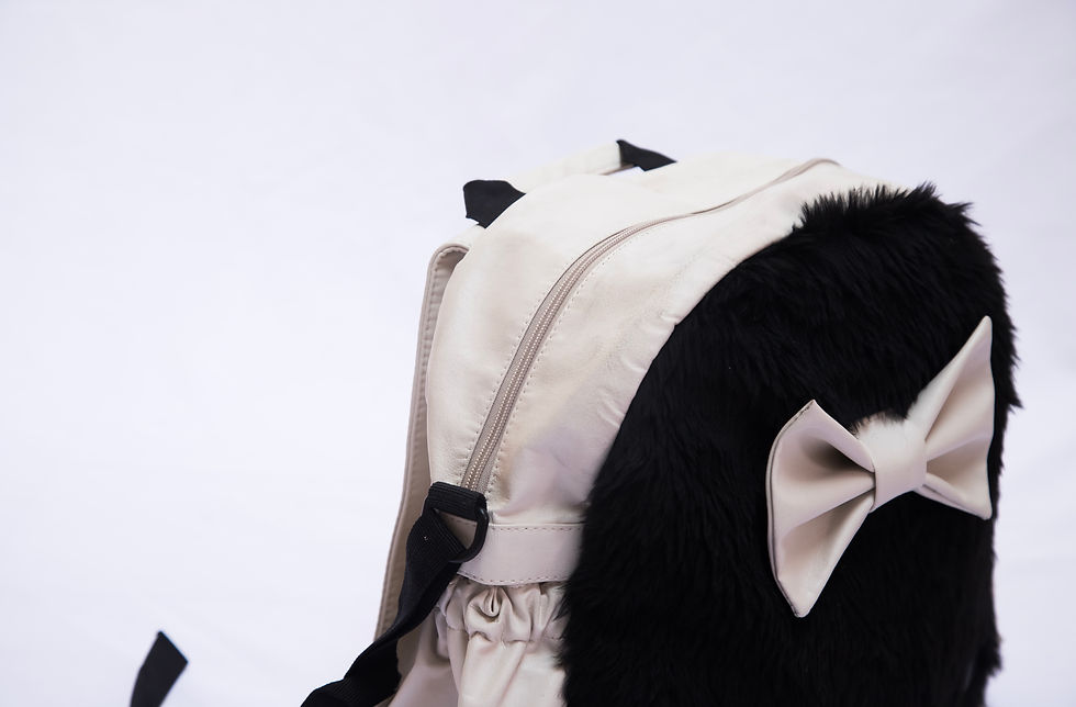 תמונה ממוזערת: תיק החתלה LULI לבן פרווה שחורה