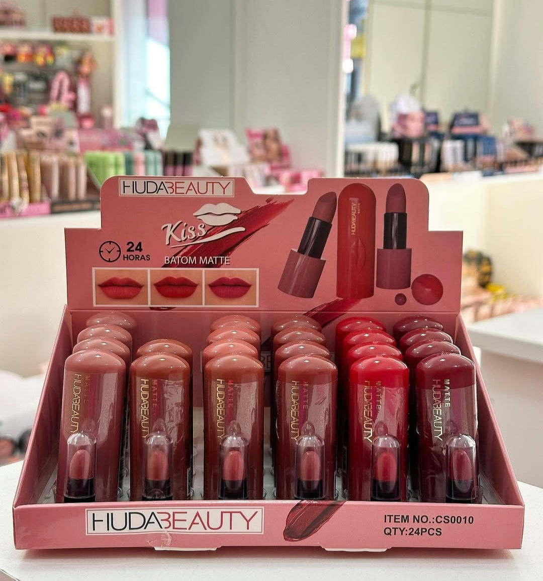 Expositor Batom Matte Huda Beauty: Cores Intensas para Beleza de Lábios