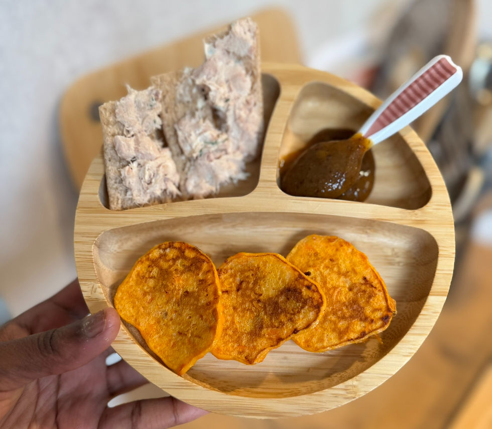 Assiette DME de bébé, blinicakes butternut emmental, compote de pruneaux, tartines au thon et fromage frais