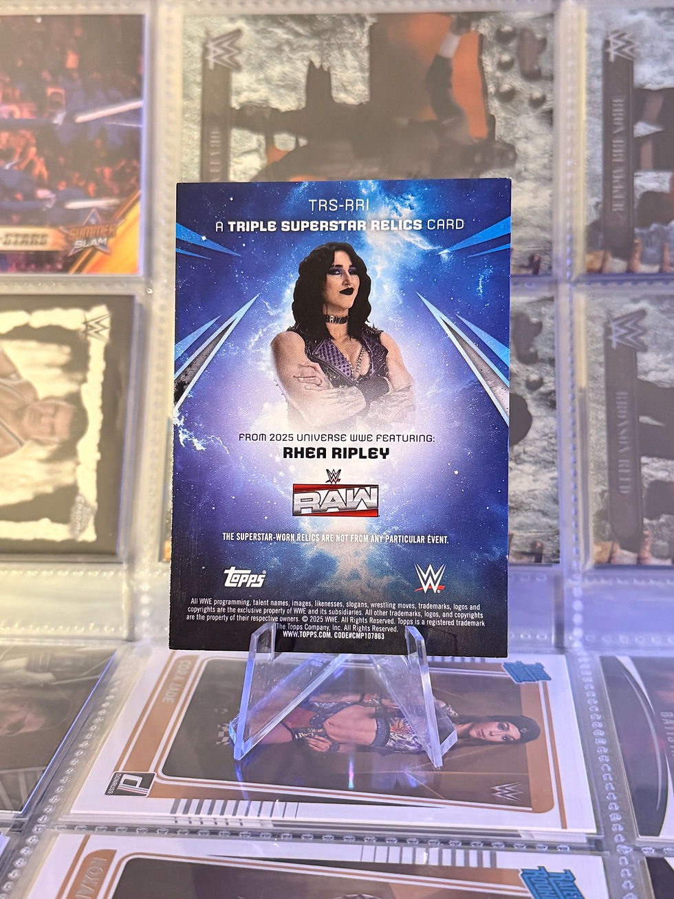 Miniature : Rhea Ripley 19/75 Relic —> WWE Topps universe 2025
