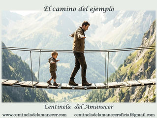 Padre e hijo cruzando un puente colgante en las montañas, ilustrando la reflexión cristiana sobre el ejemplo paterno basada en Proverbios 22:6