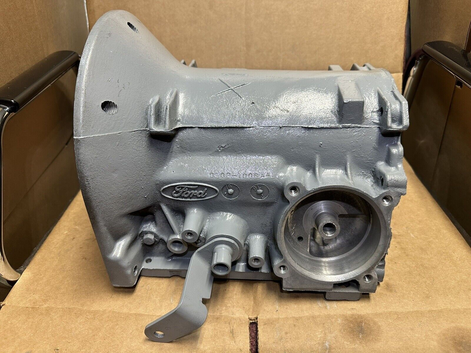 C4 FORD TRANS CASE CAST D5OP-7006-AA PAN FILL NO VENT PUSH IN MODULATOR 9 BOLTS