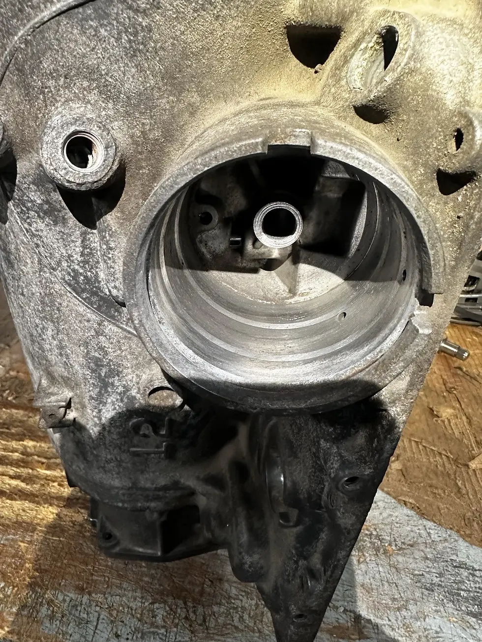 Thumbnail: 4L60E TRANS CASE EMPTY 8680517 1993-95 NO PRNDL MOUNT 4X4 K TYPE 6 BOLT DUST PAN