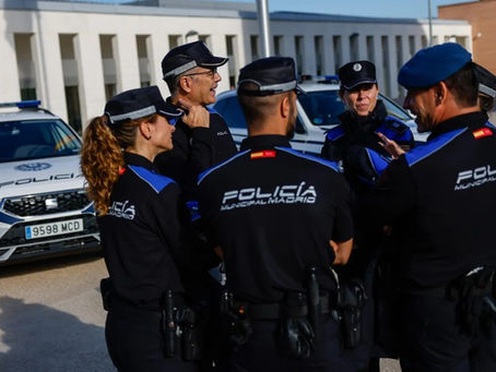 Caretas, drogas y una pistola: 2 detenidos al conducir sin carné cuando planeaban un robo