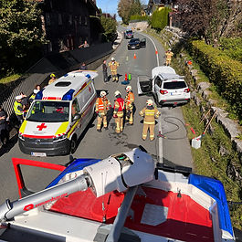 Montag, 07. Oktober 2024 Um 14:35 Uhr wurde die Feuerwehr Neumarkt zu einem Verkehrsunfall mit verletzter Person alarmiert. Vor Ort angekommen waren unsere ersten Tätigkeiten, das Absperren der Unfallstelle und die Unterstützung des Roten Kreuzes mit der verletzten Person. Nach ca. einer Stunde konnte die Straße wieder gereinigt freigegeben werden.