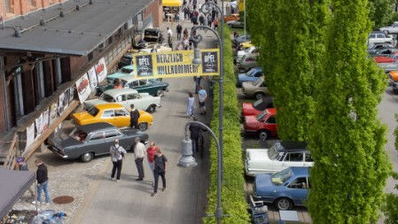 Einbecker Oldtimertage mit einer Vielfalt von Oldtimern und klassischen Fahrzeugen entlang einer belebten Straße vor dem PS.SPEICHER.