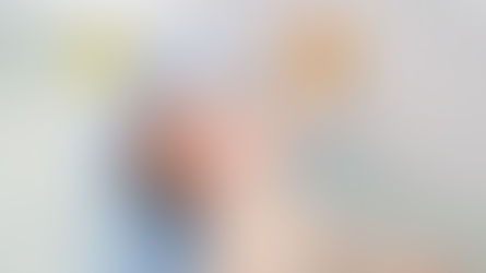 Neonato durante il bagnetto che gioca con un anatroccolo, momento perfetto per pulire le orecchie neonato in modo sicuro e naturale