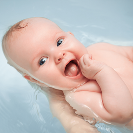 Bagnetto neonato: come, con che frequenza, temperatura e dopo la poppata.