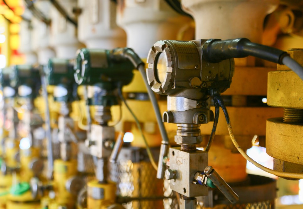 Differential pressure transmitter on the plant floor showing correct Instrument installation & calibration.
