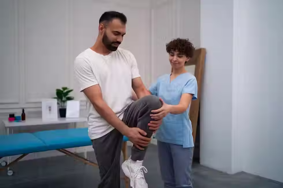 image of a man performing a therapeutic exercise for knee pain guided by physiotherapist
