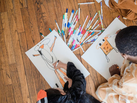 crianças autistas desenhando