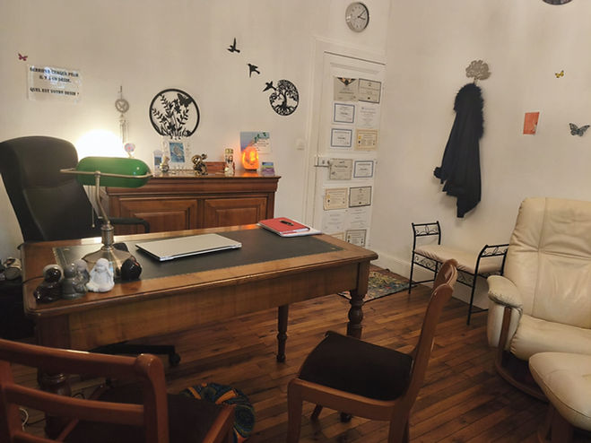photo bureau top.jpg