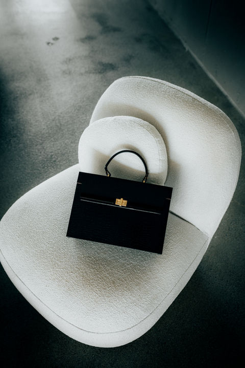 Produktbild von einer Tasche auf dem Sessel fotografiert von Oliver Ospelt