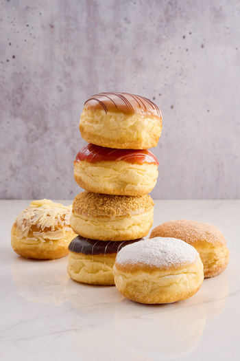 stillife und foodfotografie von gestapelten Krapfen auf schlichtem Untergrund, Fotograf regensburg, nürnberg, landshut, erlangen, amberg, ingolstadt