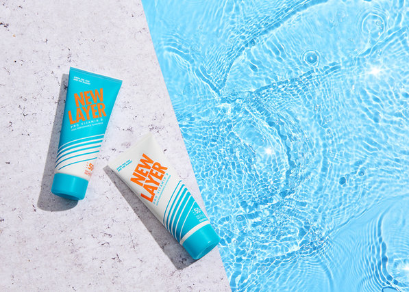 Lifestyle-Fotografie für einen Sonnencremehersteller: Produkte im sonnigen Licht an einem natürlichen Pool.