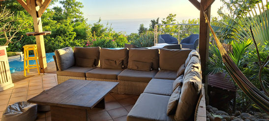 Salon extérieur sous la grande terrasse