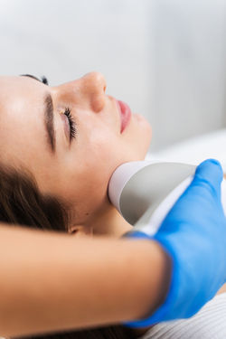 needlefree-rflifting-process-facelifting-with-help-special-cosmetology-device