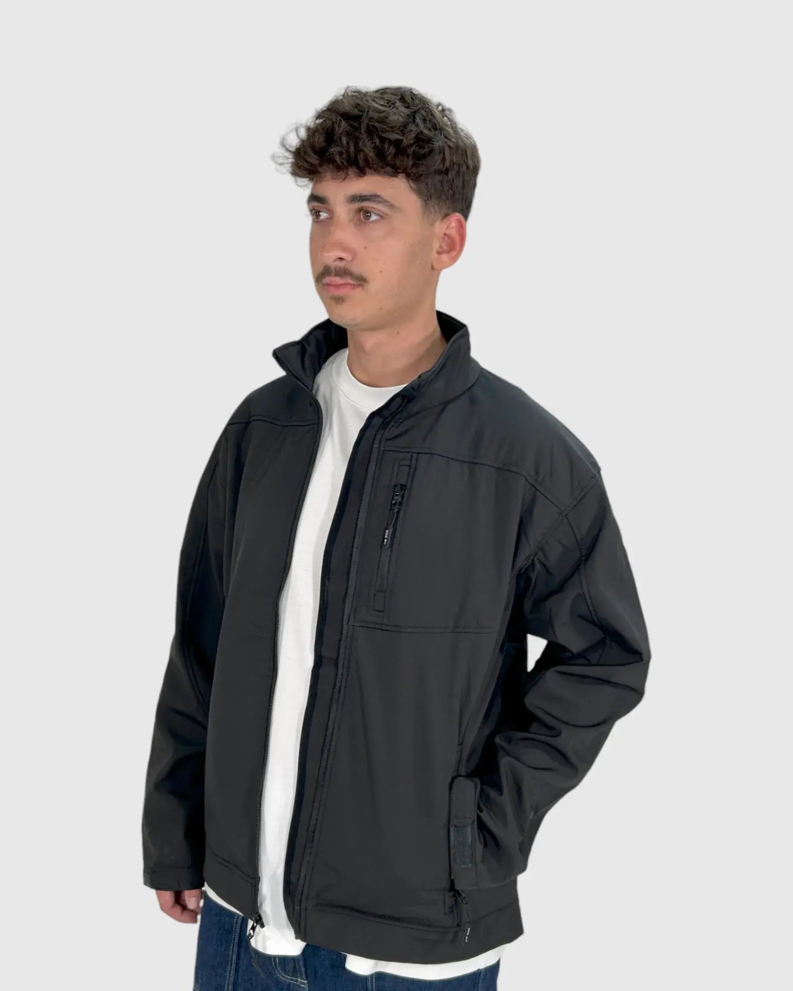 מעיל סופטשל שחור עם פרווה