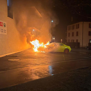 Brand PW mit Gebäude-Gefährdung