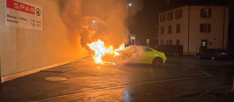 Brand PW mit Gebäude-Gefährdung