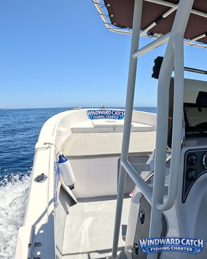 Pasillo lateral y asientos de proa en el barco de pesca deportiva Windward Catch Fishing Charter en Los Cristianos.