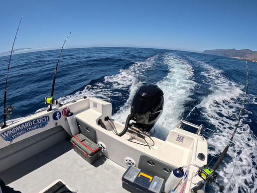 Vista desde la cubierta del barco de Windward Catch Fishing Charter navegando a mar abierto para hacer pesca de curricán.