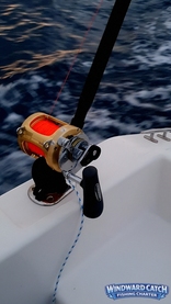 Primer plano de un carrete de pesca de gran tamaño listo para la acción de pesca deportiva.