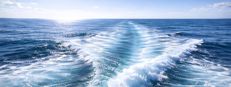 Estela en el mar, movimiento del agua.
