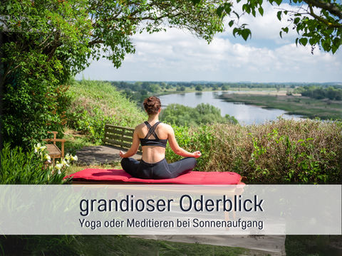 Frau meditiert mit grandiosem Oderblick Yoga oder Meditieren bei Sonnenaufgang.