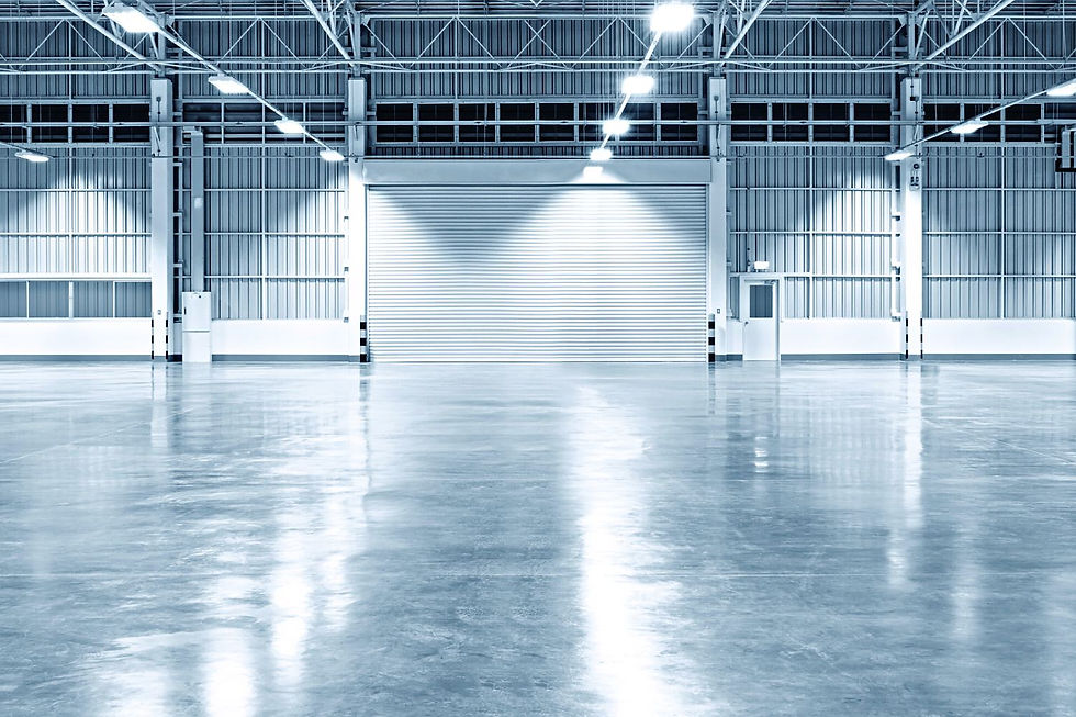 interior de um galpão industrial vazio e bem iluminado